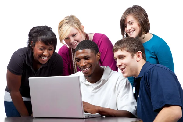 Estudantes universitários multi-raciais sentados em torno de um computador — Fotografia de Stock