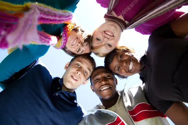 Rostros de estudiantes universitarios multirraciales sonrientes — Foto de Stock