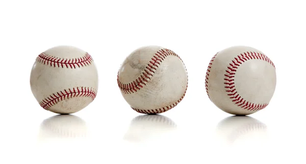 Три бейсбольні м'ячі на білому тлі — стокове фото