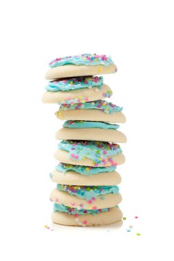 beyaz zemin üzerinde mavi şeker kurabiye yığını