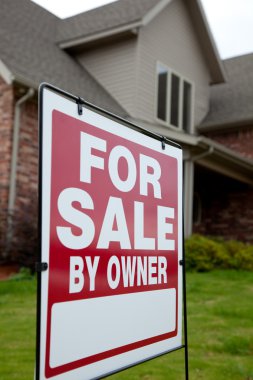 Eve bir bahçede satışı işareti