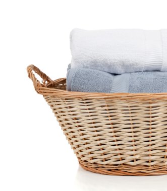 beyaz kopya spa ile Çamaşırhane sepet içinde beyaz ve mavili havlu