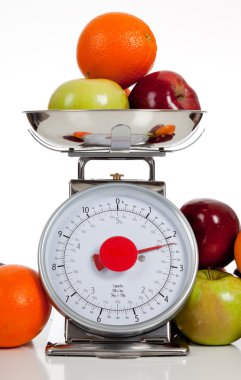 Beyaz bir arka plan ile bir ölçekte meyve