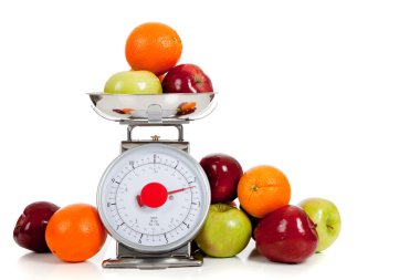 Beyaz bir arka plan ile bir ölçekte meyve