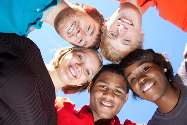 Rostos de estudantes universitários multi-raciais sorridentes — Fotografia de Stock