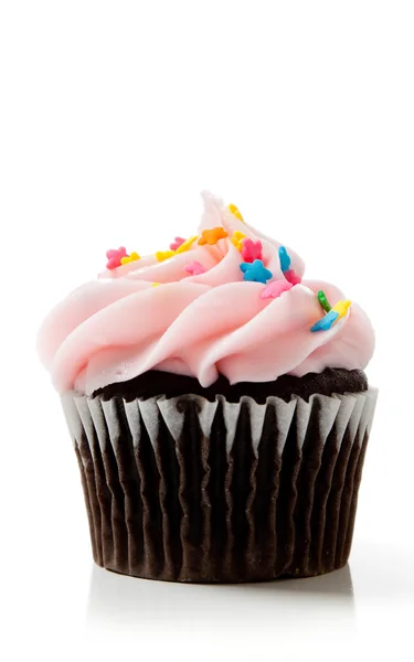 Cupcake al cioccolato rosa su bianco — Foto Stock
