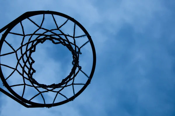 Aro de baloncesto con fondo de cielo — Foto de Stock