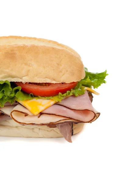 Сэндвич с ветчиной и индейкой на булочке-сэндвиче на белом — стоковое фото