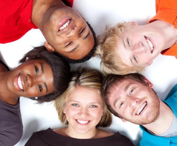 Gros plan sur les visages d "étudiants multiraciaux — Photo