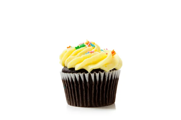 Cupcake di cioccolato giallo su bianco — Foto Stock