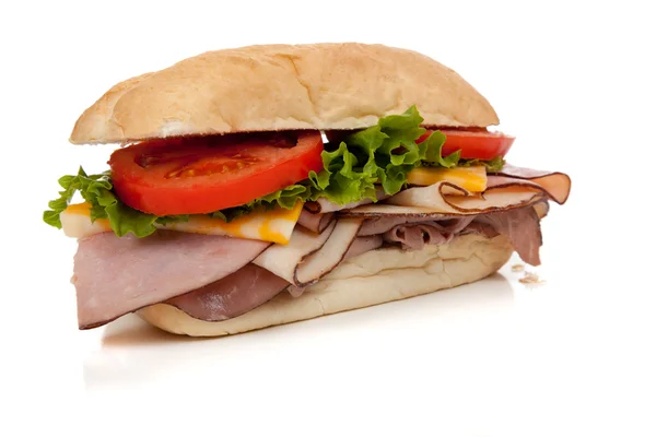 Schinken-Truthahn-Sandwich auf einem Hoagie-Brötchen auf Weiß — Stockfoto