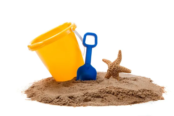 Eimer am Strand mit Schaufel und Seesternen — Stockfoto