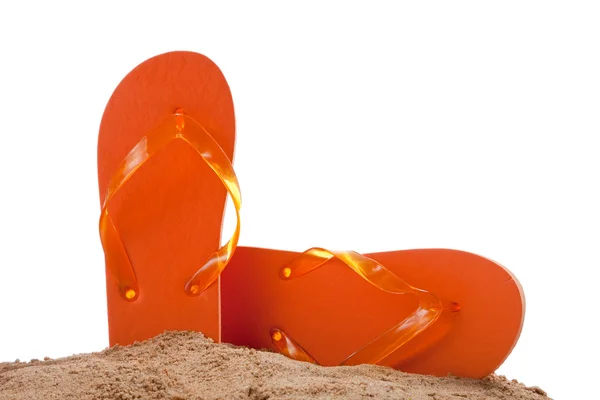 Flipflops in Sand auf Weiß mit Kopierraum — Stockfoto