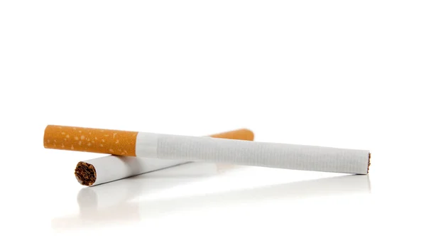 Сигарети на білому тлі з копіювальним простором — стокове фото