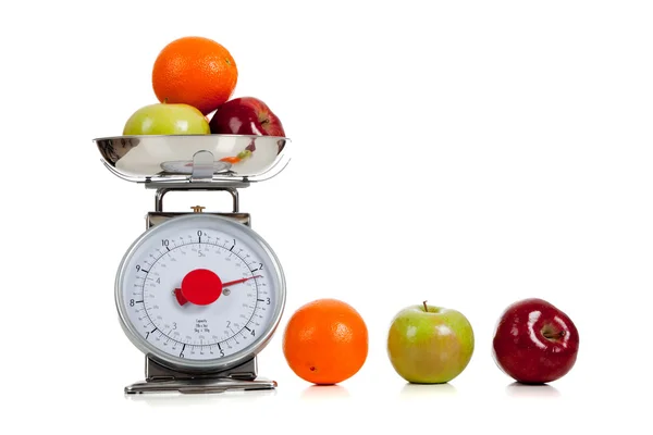 Fruit op een schaal met een witte achtergrond — Stockfoto