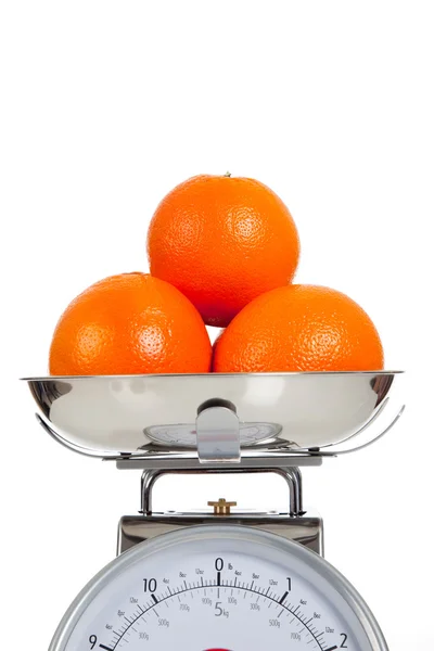 Fruit op een schaal met een witte achtergrond — Stockfoto