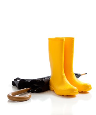 Sarı rainboots ve beyaz üzerine siyah bir şemsiye