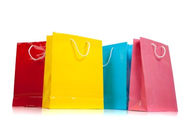 beyaz üzerine çeşitli renkli alışveriş torbaları