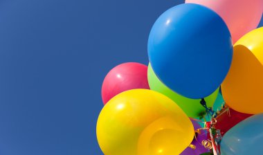 çok renkli balonları bir gökyüzü arka plan