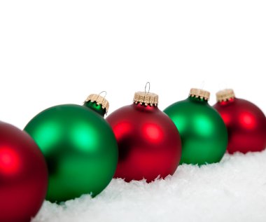 yeşil ve kırmızı yılbaşı süsleri
