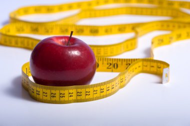 Kırmızı elma ve bir şerit metre