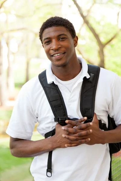 African american collegestudent leende — Stockfoto