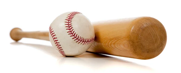 Baseball e pipistrello di legno su bianco — Foto Stock