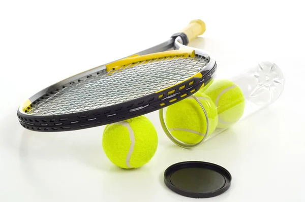 Tennisbälle und Schläger — Stockfoto