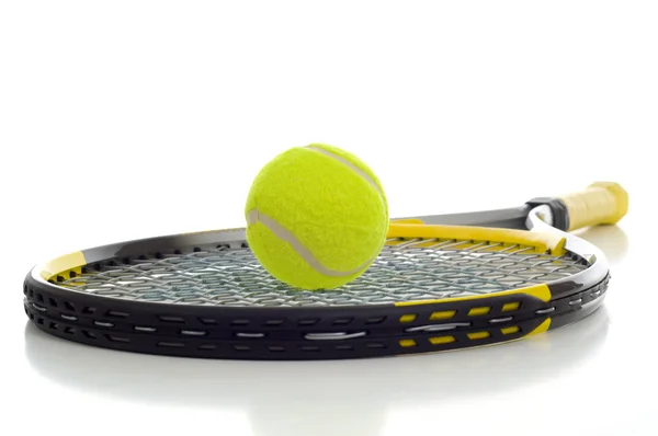 Tennisboll och racket — Stockfoto