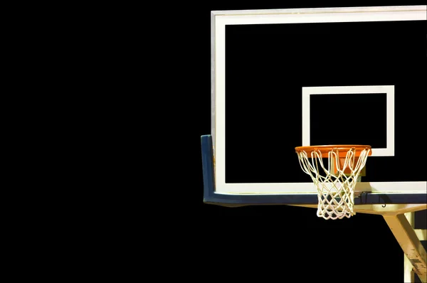 Мета баскетболу на чорному — стокове фото
