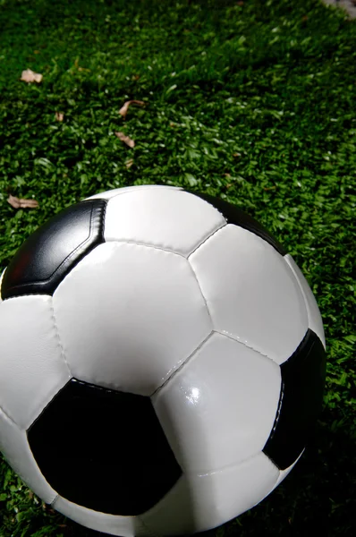 Bola de futebol ou futebol na grama — Fotografia de Stock