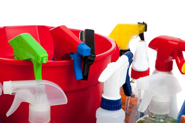 Forniture per la pulizia in un secchio rosso su bianco — Foto Stock