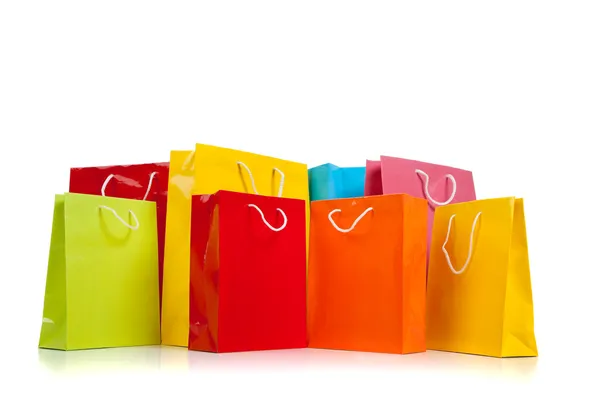 Různé barevné nákupní tašky na bílém pozadí — Stock fotografie