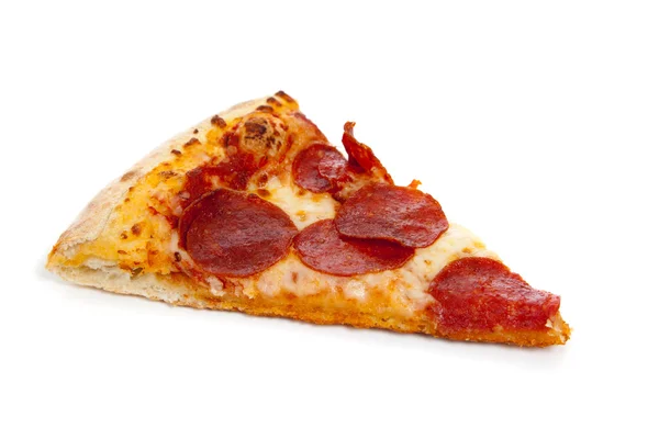 Eine Scheibe Pfefferoni-Pizza auf weiß — Stockfoto