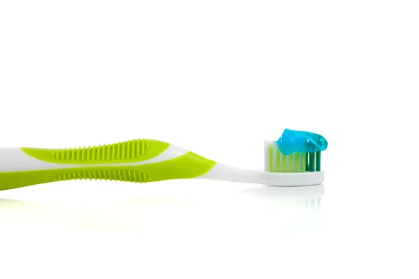 Cepillo de dientes verde lima y pasta de dientes en blanco —  Fotos de Stock