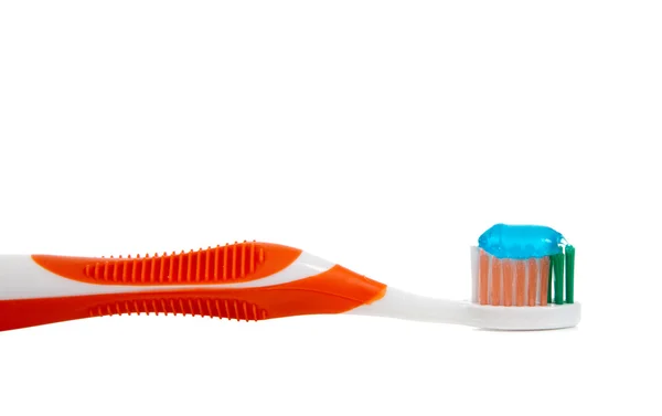 Brosse à dents orange et dentifrice sur blanc — Photo