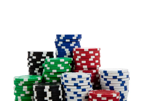 Stosy żetonów pokerowych na biały — Zdjęcie stockowe