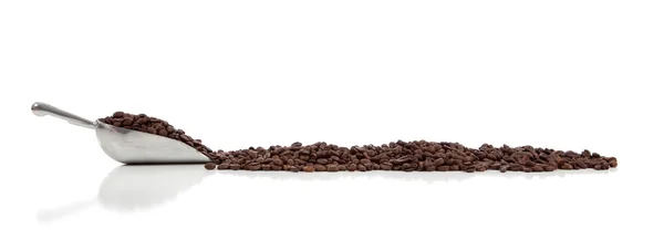 Una cucharada de plata con granos de café en blanco —  Fotos de Stock