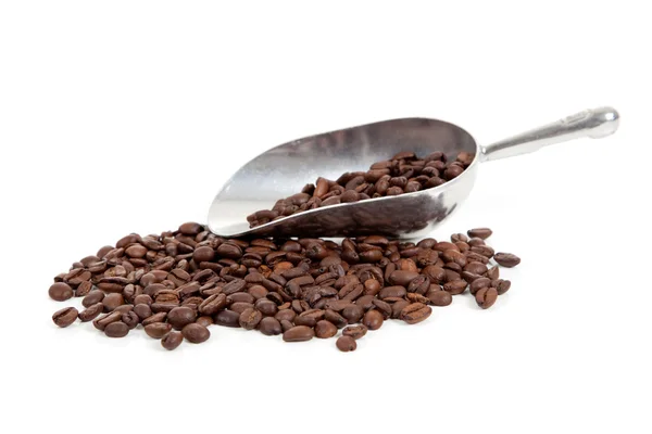 Kaffebönor och en silver skopa på vit — Stockfoto
