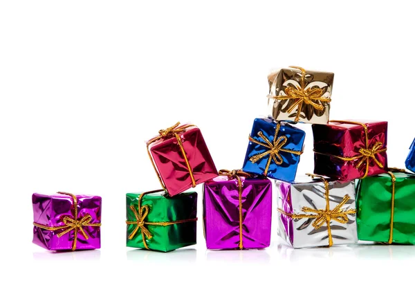 Minyatür Noel hediyeleri beyaz kopya alanı ile — Stok fotoğraf