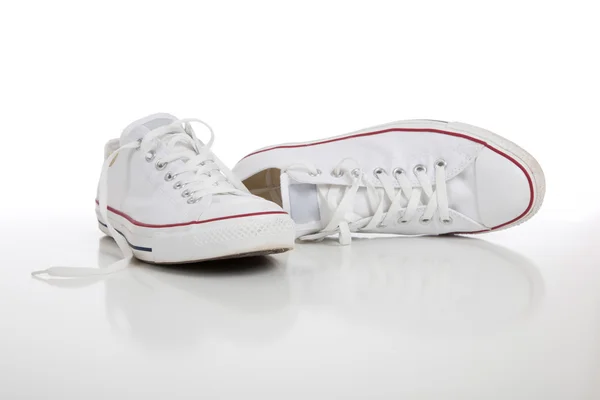 Retro sneakers på vit bakgrund — Stockfoto