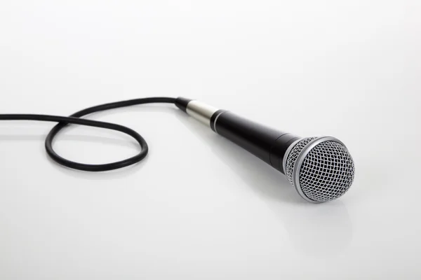 Beyaz zemin üzerinde tek mikrofon — Stok fotoğraf
