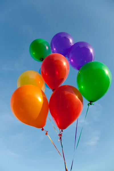 Grupp av olika färgade ballonger med en himmel bakgrund — Stockfoto