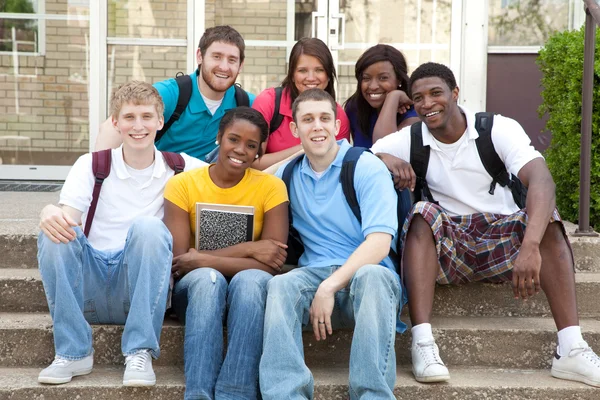 Multiculturele studenten buiten op de campus — Stockfoto