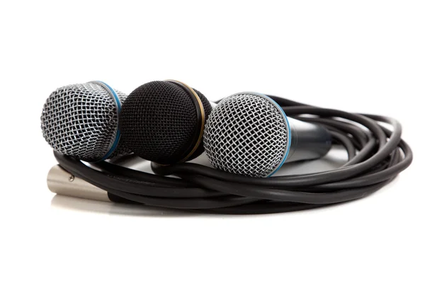 Microphones assortis sur blanc — Photo