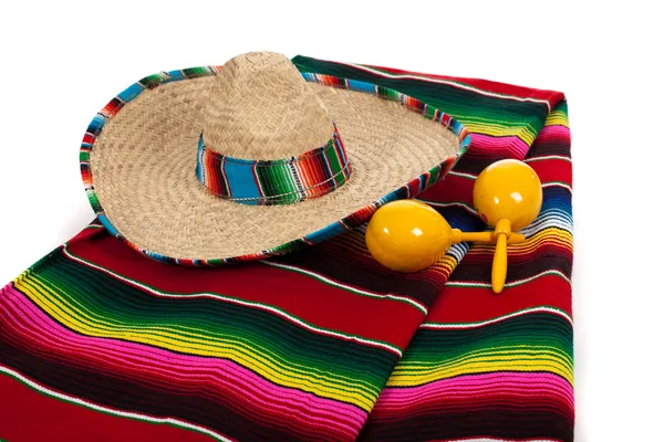 Serape, sombrero e maracas sobre fundo branco — Fotografia de Stock