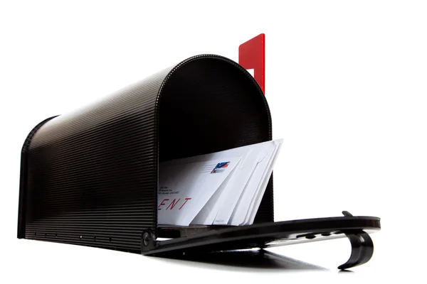 Una cassetta postale nera aperta con lettere su bianco — Foto Stock