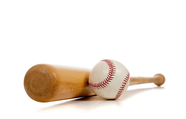 Baseball und Holzschläger auf weiß — Stockfoto