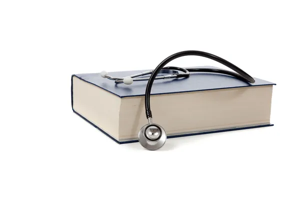 Libro de referencia médico con un estetoscopio en blanco — Foto de Stock