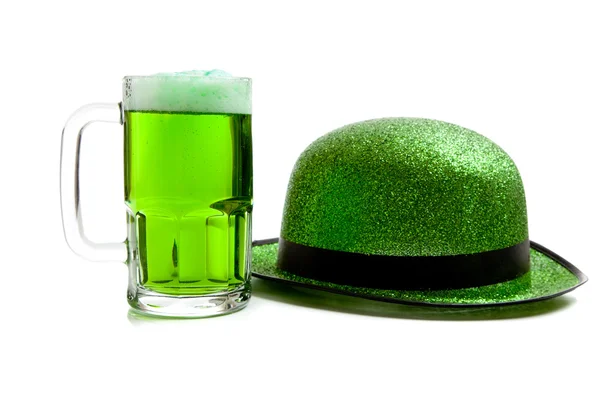 Tasse de bière verte et chapeau à paillettes vert sur blanc — Photo